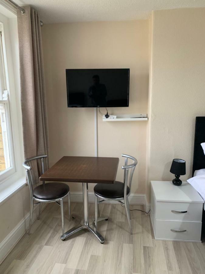 Cotswold Valley Aparthotel Stroud  Bagian luar foto